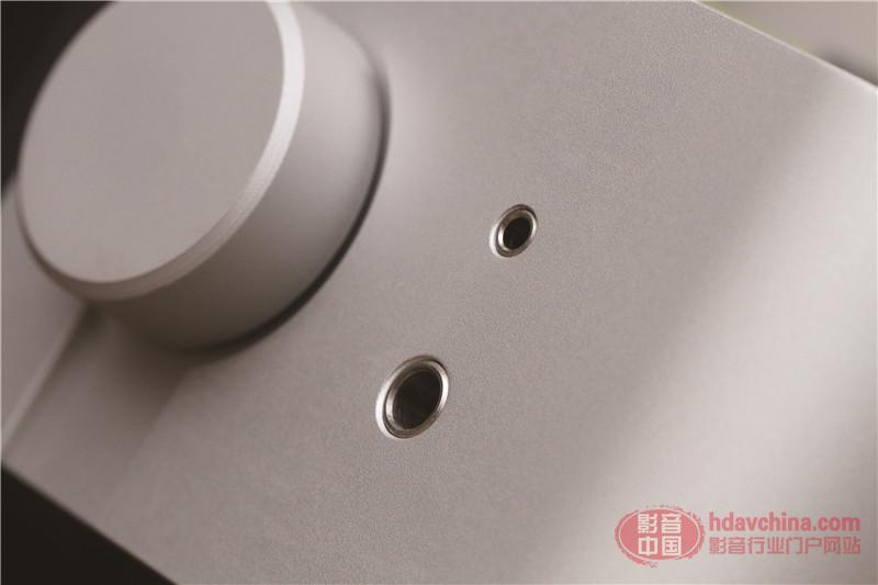 前面板提供两个耳机接口，分别为3.5mm和6.3mm规格